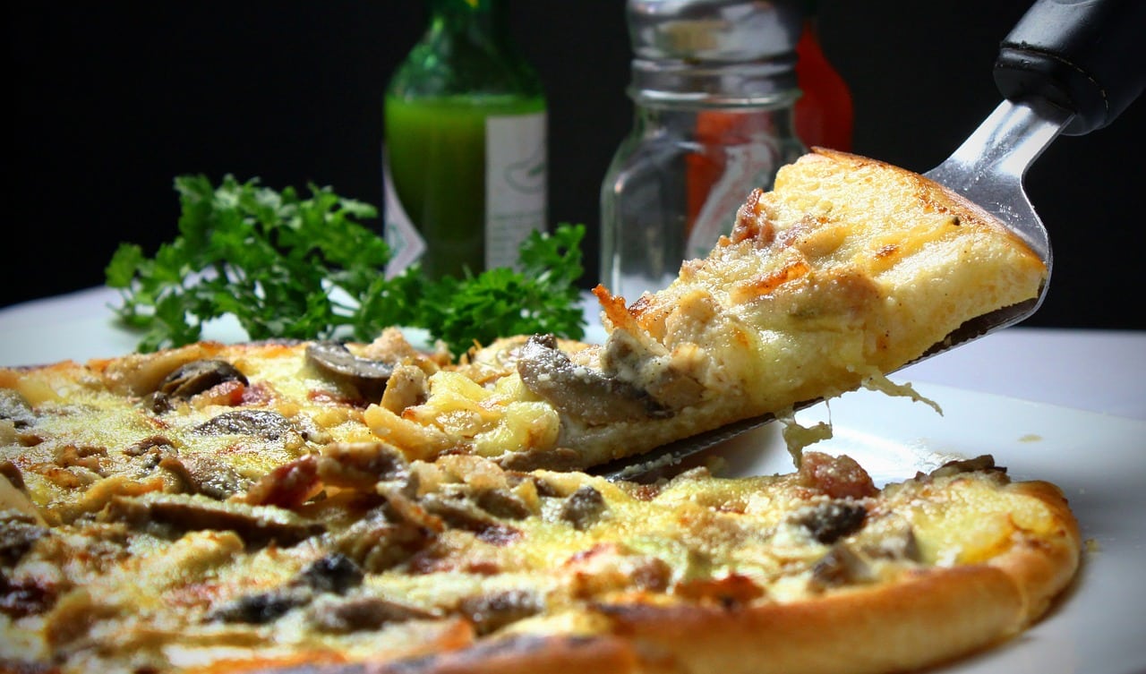 Coup d’envoi Culinaire : Organiser une Soirée Pizza-Football Inoubliable